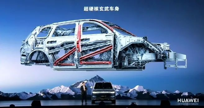 搭載大型一體壓鑄后車體等集成化壓鑄件，一體化壓鑄后車體采用9000T超大型壓鑄島打造