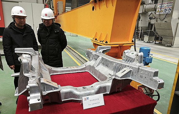 特斯拉2020年率先使用一體化壓鑄方式生產(chǎn)了汽車后底板，將70個零部件合而為一
